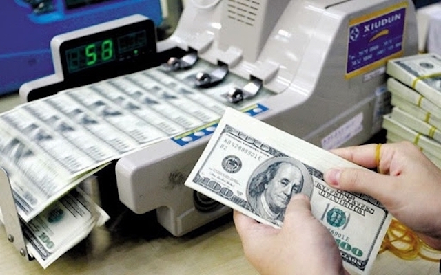Giá mua và bán đồng USD tại một số ngân hàng thương mại không thay đổi so với ngày hôm qua.