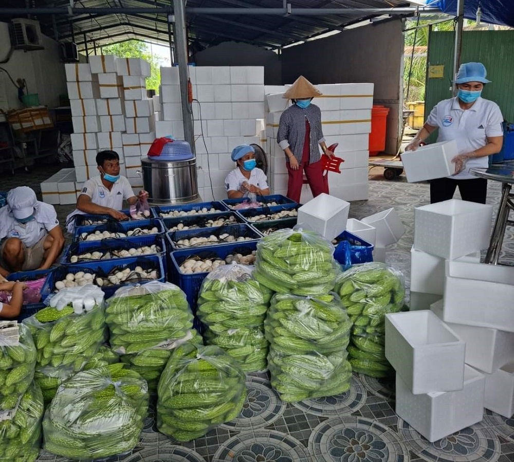 HTX Như Kỳ chuẩn bị phân loại nông sản theo combo.