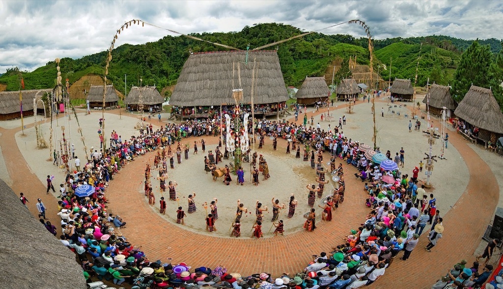 Làng du lịch sinh thái cộng đồng Tà Làng dựa trên các giá trị độc đáo của văn hóa làng của người Cơ Tu.