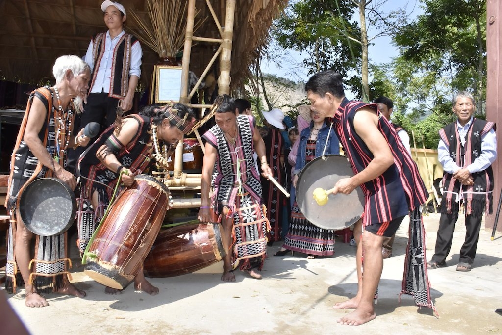 Làm du lịch cộng đồng vừa giúp người Cơ Tu “hái ra tiền”, vừa giữ được bản sắc văn hóa truyền thống.