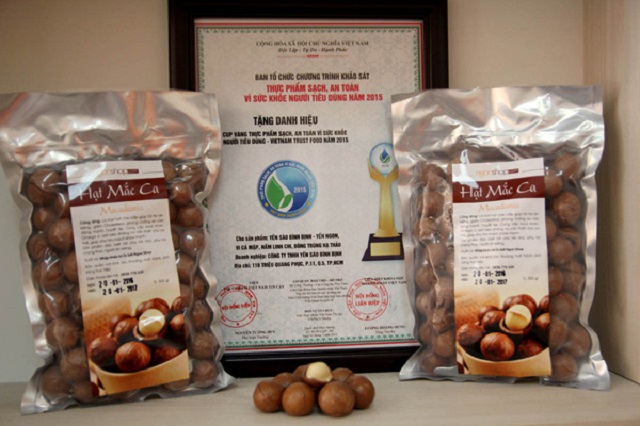 Bà con DTTS đang phát triển sản phẩm mắc ca theo chương trình OCOP.