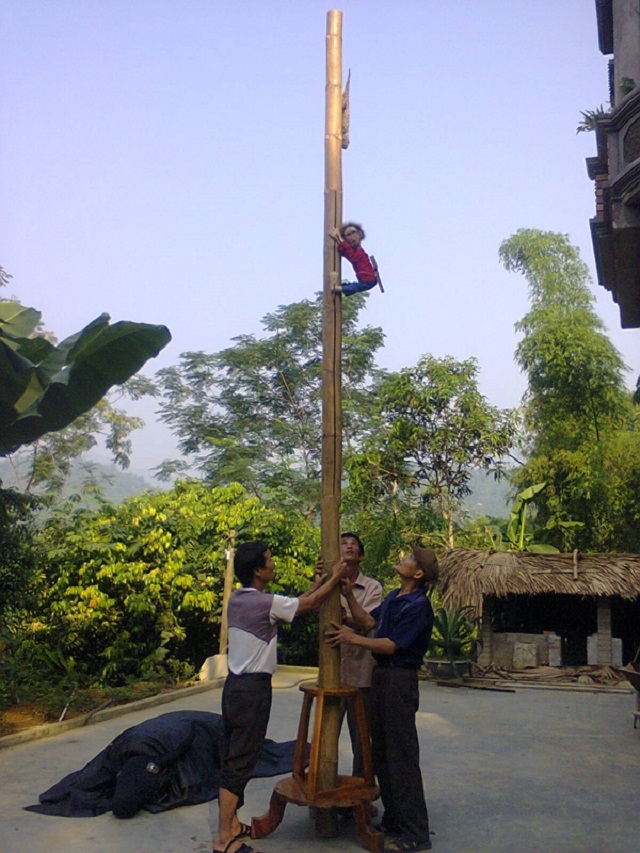 Các nghệ nhân tập luyện tập điều khiển con rối tại phường rối Thẩm Rộc (Ảnh: TL)