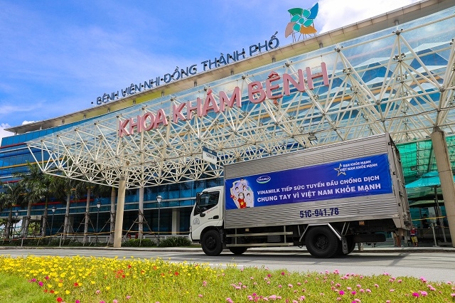 Mặc dù gặp khó khăn trong bối cảnh siết chặt quy định giãn cách, Vinamilk vẫn cố gắng thực hiện liên tục các hoạt động hỗ trợ sản phẩm cho tuyến đầu, cộng đồng