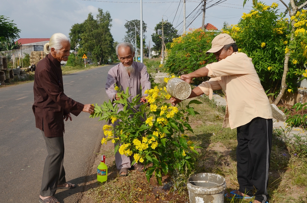 Tín đồ Bửu Sơn Kỳ Hương ở xã Nghĩa Thành (huyện Châu Đức) có nhiều hoạt động thiết thực bảo vệ môi trường.