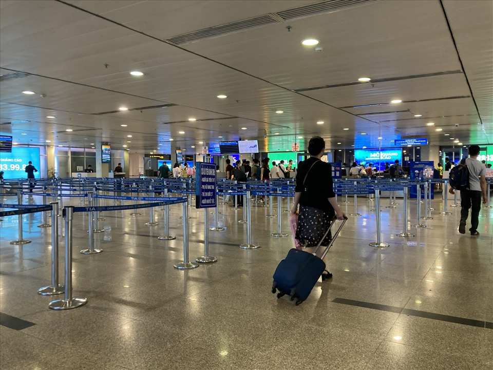 Sân bay Tân Sơn Nhất vắng khách khi dịch COVID-19 bùng phát trở lại.