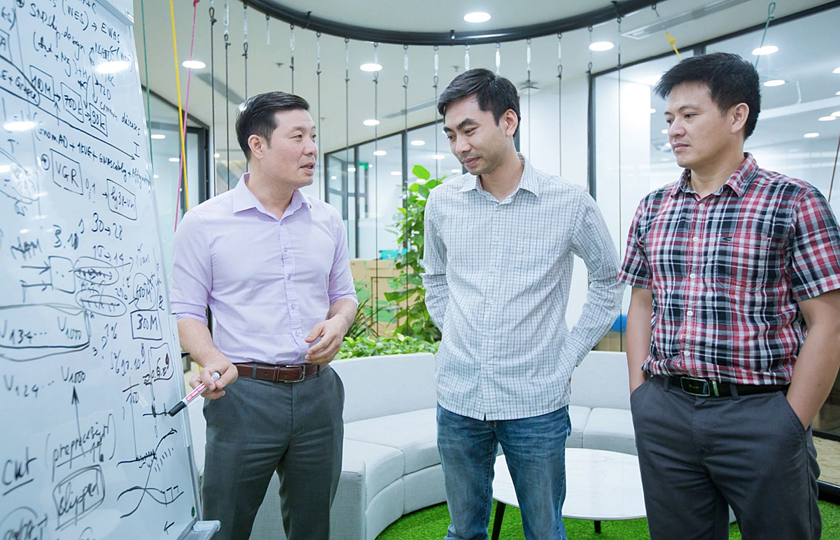 GS. Vũ Hà Văn cùng các nhà khoa học tại VinBigdata.