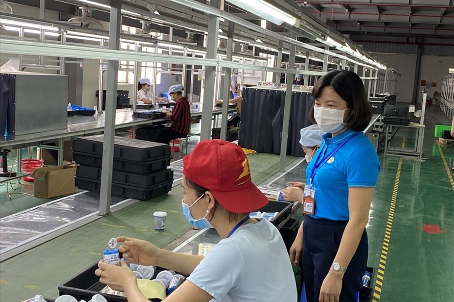 Thực hiện giãn cách xã hội, nhiều doanh nghiệp chỉ có khoảng 50% lao động đi làm.