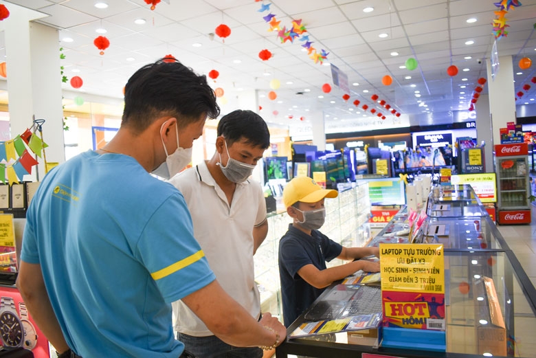 Máy tính, iPad phục vụ việc học trực tuyến rơi vào tình trạng khan hiếm cục bộ.