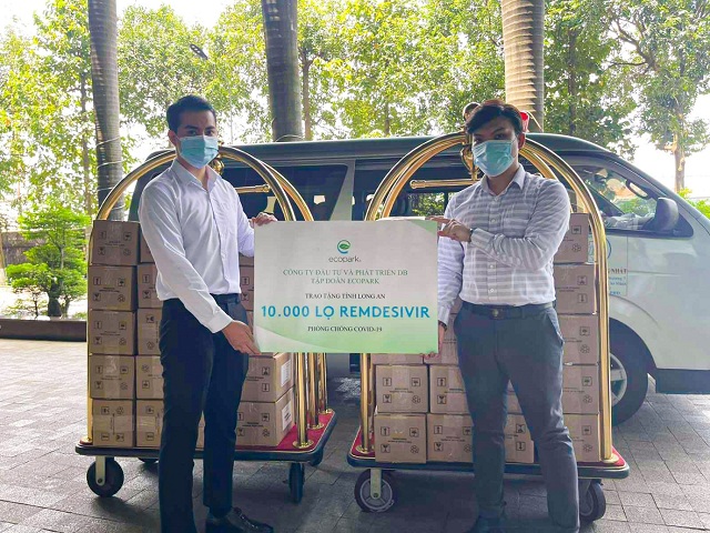 10.000 lọ thuốc được Ecopark trao tận tay tỉnh Long An (Ảnh: Đại diện Sở Y tế Long An nhận thuốc từ Ecopark)