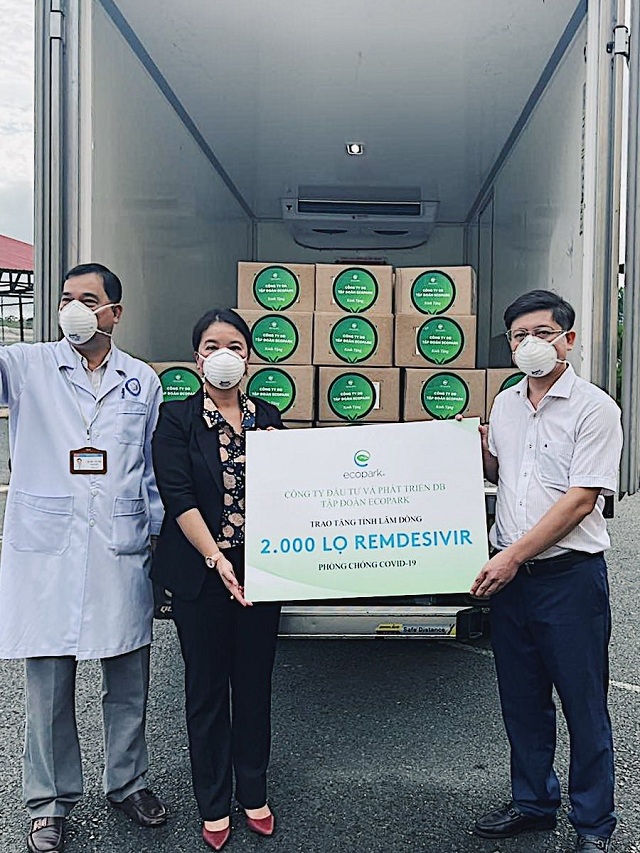 Đại diện Sở Y tế tỉnh Lâm Đồng nhận thuốc tài trợ từ Ecopark