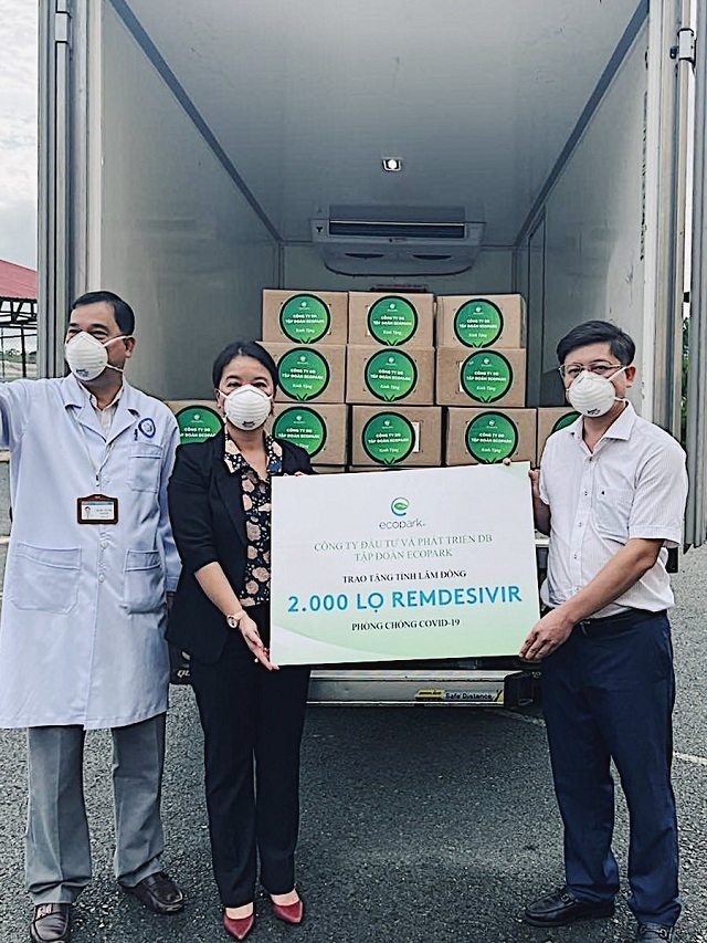 Đại diện Sở Y tế tỉnh Lâm Đồng nhận thuốc tài trợ từ Ecopark
