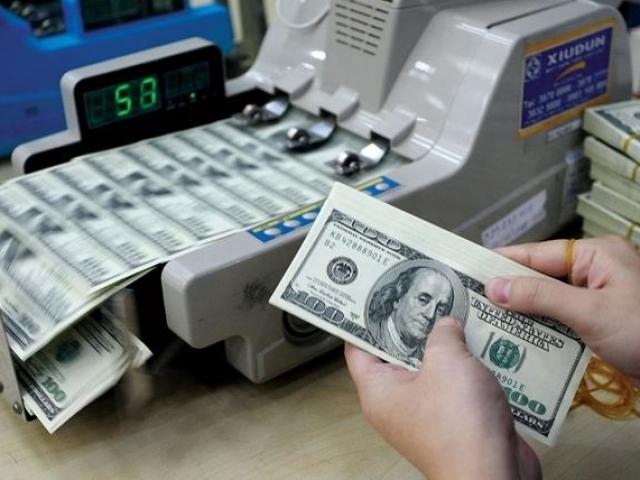 Giá USD ở các ngân hàng thương mại được giao dịch quanh 22.870 đồng/USD bán ra, không thay đổi so với hôm qua.