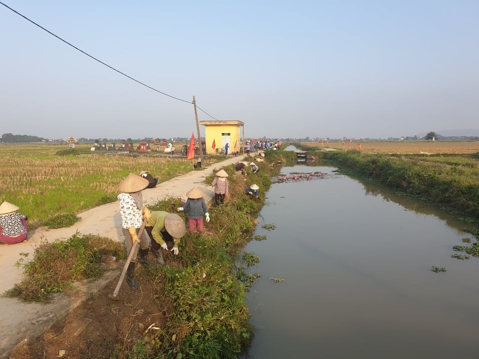 Nhân dân trong xã tích cực hưởng ứng dọn dẹp, giữ gìn vệ sinh môi trường.