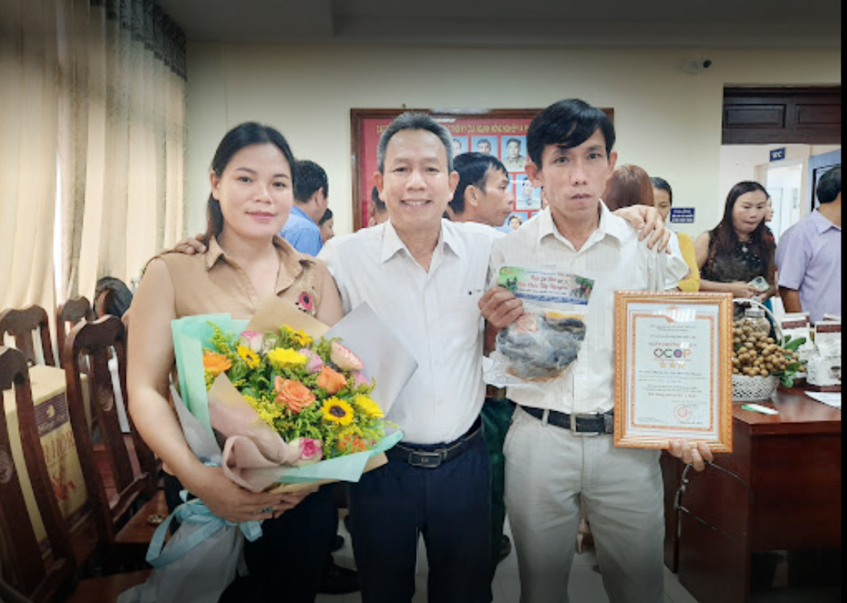 Anh Lưu Văn Đức (phải), Chủ tịch HĐQT, Giám đốc HTX Đại Phúc nhận giấy chứng nhận sản phẩm OCOP 3 sao cho sản phẩm thịt gà đen Đại Phúc Tây Nguyên do UBND huyện Cư M'gar công nhận.