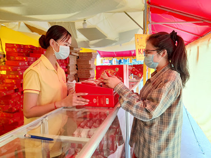 Khách hàng mua bánh Trung thu số lượng ít thay vì mua nhiều để biếu tặng như mọi năm.
