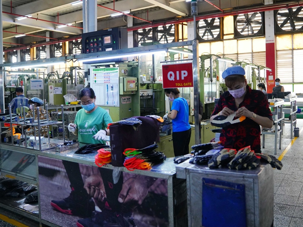 Đã tới lúc Việt Nam cần tính tới chuyện mở cửa trở lại nền kinh tế.