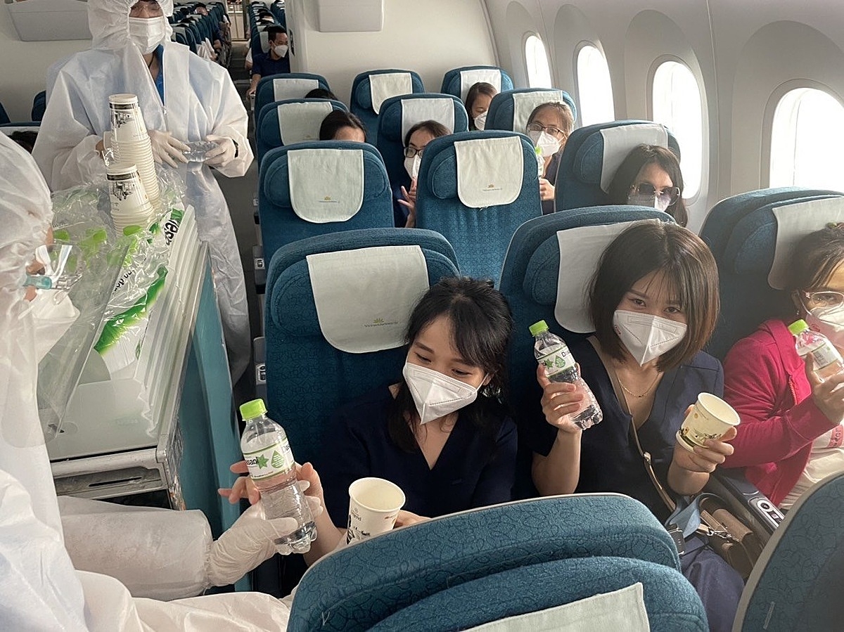 Các y bác sĩ đã hoàn thành nhiệm vụ chống dịch được giao tại TP.HCM, trở về tỉnh nhà trong kế hoạch luân phiên tiếp viện y bác sĩ chống dịch cho miền nam của y tế Nghệ An.