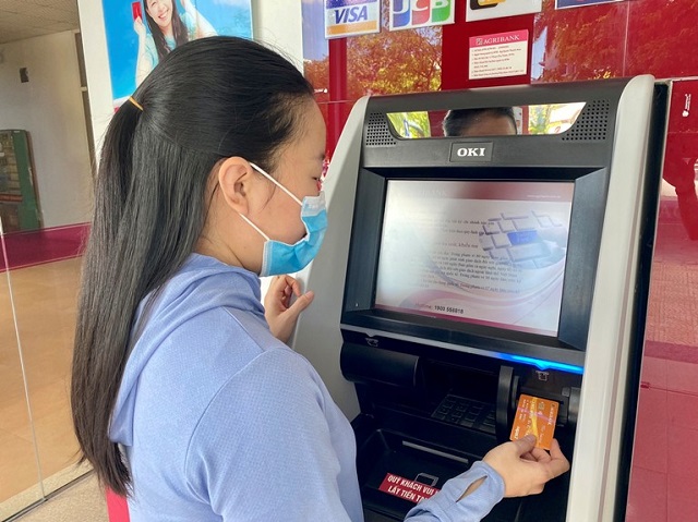 Agribank là một trong số ngân hàng thương mại tiên phong trong việc thực hiện chuyển đổi thẻ chip nội địa và triển khai phát hành thẻ chip nội địa khá sớm so với các ngân hàng khác