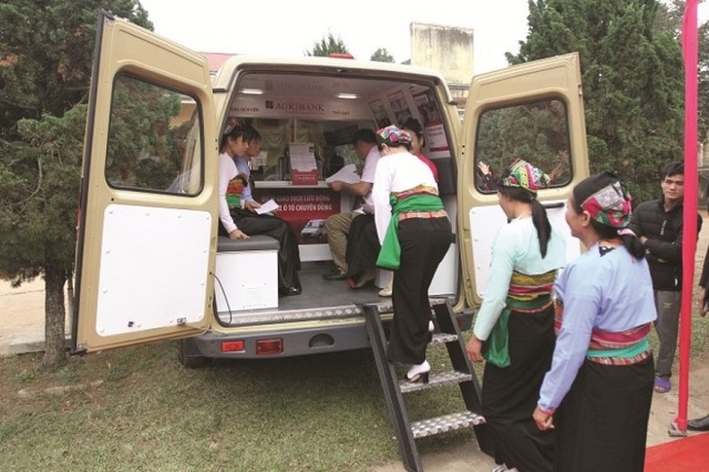 Dịch vụ ngân hàng lưu động bằng xe ô tô chuyên dùng của Agribank đã mang dịch vụ ngân hàng hiện đại tới tận vùng sâu, vùng xa trên khắp mọi miền tổ quốc