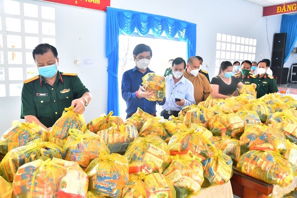 HTX Rạch Gầm chuẩn bị các phần quà gửi đến bà con vùng dịch.