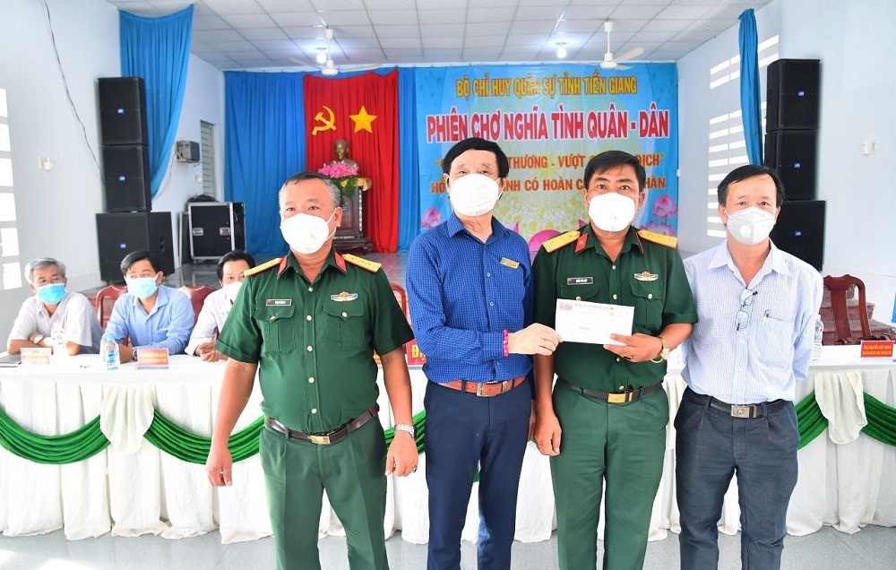 Ông Trần Đỗ Liêm, Chủ tịch HĐQT HTX Rạch Gầm trao tặng quà tại thị xã Gò Công.