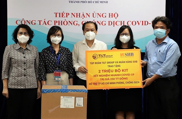 Đại diện Tập đoàn T&T Group và Ngân hàng SHB trao tặng 2 triệu bộ kit xét nghiệm nhanh COVID-19 cho lãnh đạo Ủy ban MTTQ Việt Nam TP Hồ Chí Minh và Sở Y tế TP