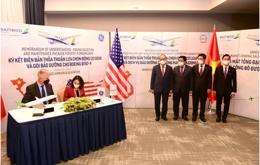 Chủ tịch nước Nguyễn Xuân Phúc chứng kiến Lễ ký văn kiện hợp tác giữa Bamboo Airways và các đối tác GE, CFM International, AviaWorld LCC.
