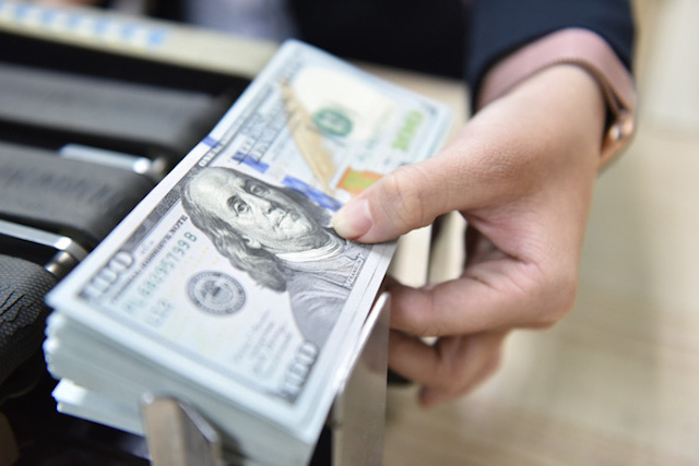 Tại các ngân hàng thương mại, giá USD sáng 24/9 tăng so với cùng thời điểm hôm qua. (Ảnh: Int)