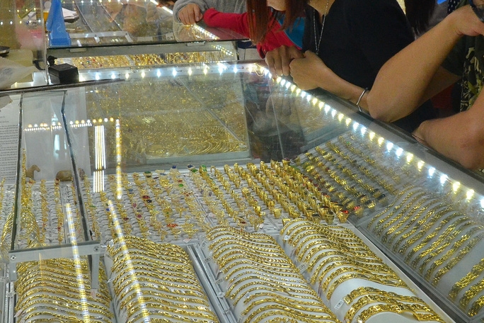 Giá vàng trang sức giảm trong phiên giao dịch cuối tuần tại các cửa hàng kinh doanh vàng. (Ảnh: Int)