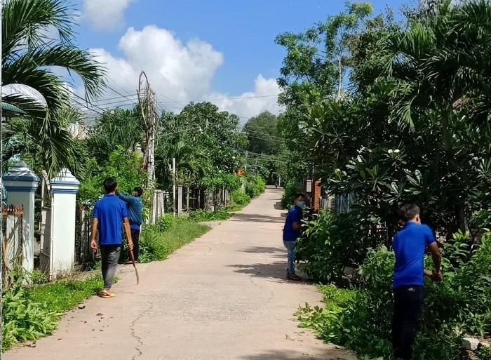 Đoàn viên thanh niên dọn dẹp tuyến đường kiểu mẫu Sáng, xanh, sạch, đẹp ở xã Xuân Tâm.