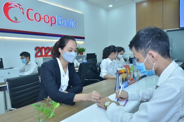Khách hàng giao dịch tại Co-opBank
