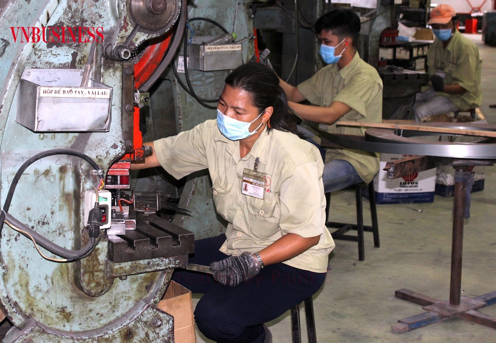 Việc hồi phục sản xuất “sống chung” với dịch Covid-19 rất cần tính kỷ luật cao của DN với sự thận trọng trong từng bước.