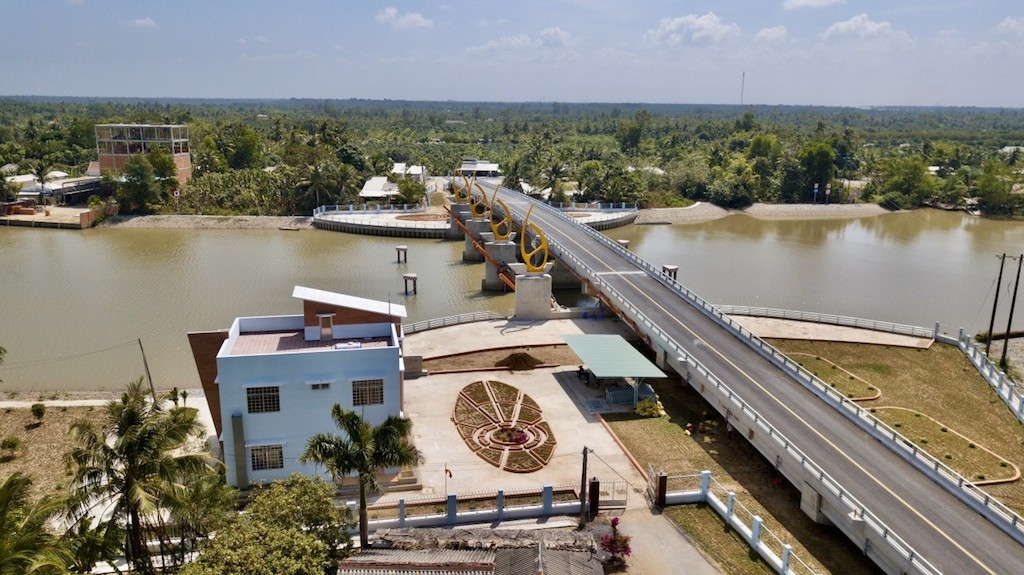 Cống ngăn mặn Bông Bót giúp ngăn mặn vào nội đồng và trữ nước ngọt cho các kênh vào mùa khô ở ĐBSCL.