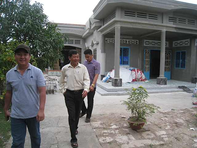 Nhờ nuôi tôm theo tiêu chuẩn sạch mà Giám đốc HTX Ngô Công Luận đưa ra, sản phẩm tiêu thụ với giá ổn định nên các thành viên của HTX 14/10 xây dựng được nhà cửa khang trang, đời sống ngày một ấm no.