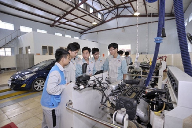 Việc doanh nghiệp hợp tác với cơ sở giáo dục nghề nghiệp giúp mở ra cơ hội có việc làm cho học sinh, sinh viên. (Ảnh TL)