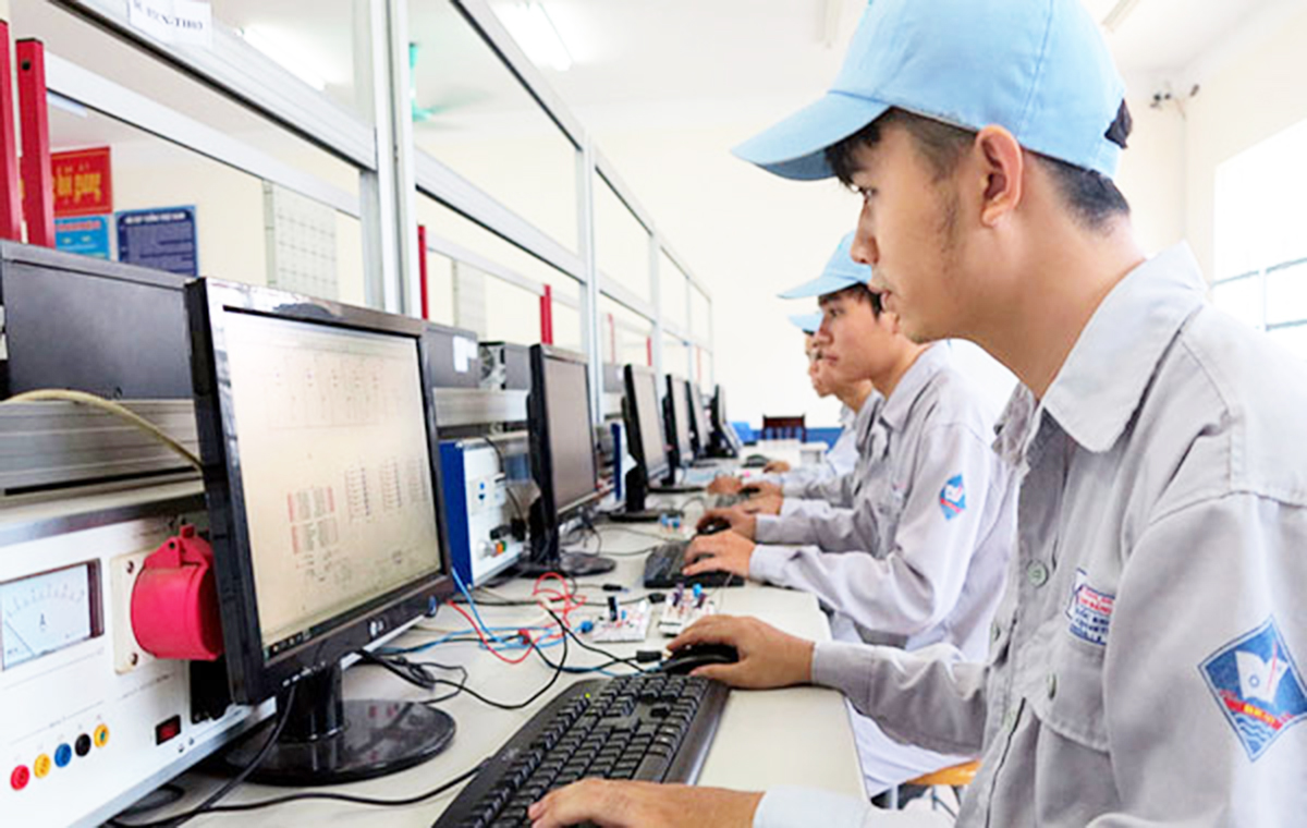 Ngành điện tử công nghiệp đang thu hút nhiều học sinh, sinh viên khi lựa chọn học nghề.