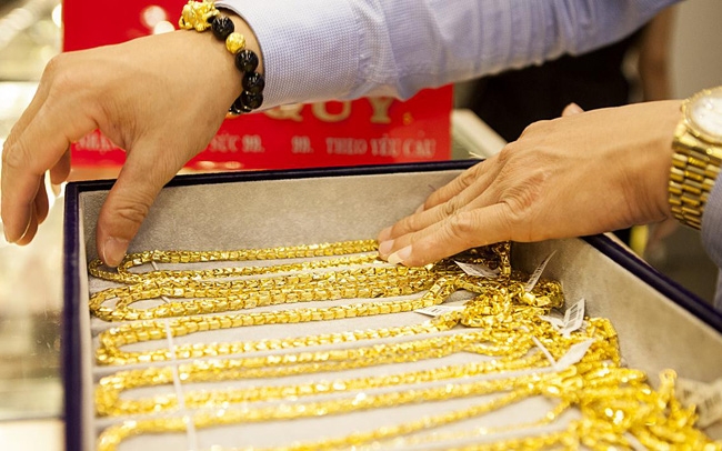 Giá vàng nữ trang 24K trong phiên giao dịch sáng nay giảm 100.000 đồng/lượng về mức 49,6 - 50,6 triệu đồng/lượng. (Ảnh: Int)