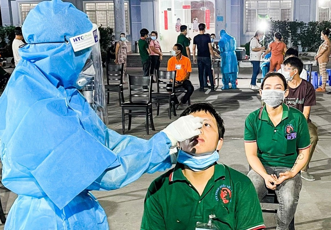 Nhiều tỉnh, thành cho phép doanh nghiệp được tự xét nghiệm nhanh COVID-19 cho công nhân, nhưng doanh nghiệp lại lo lắng khi không tìm được nguồn hàng giá rẻ (Ảnh: Int)