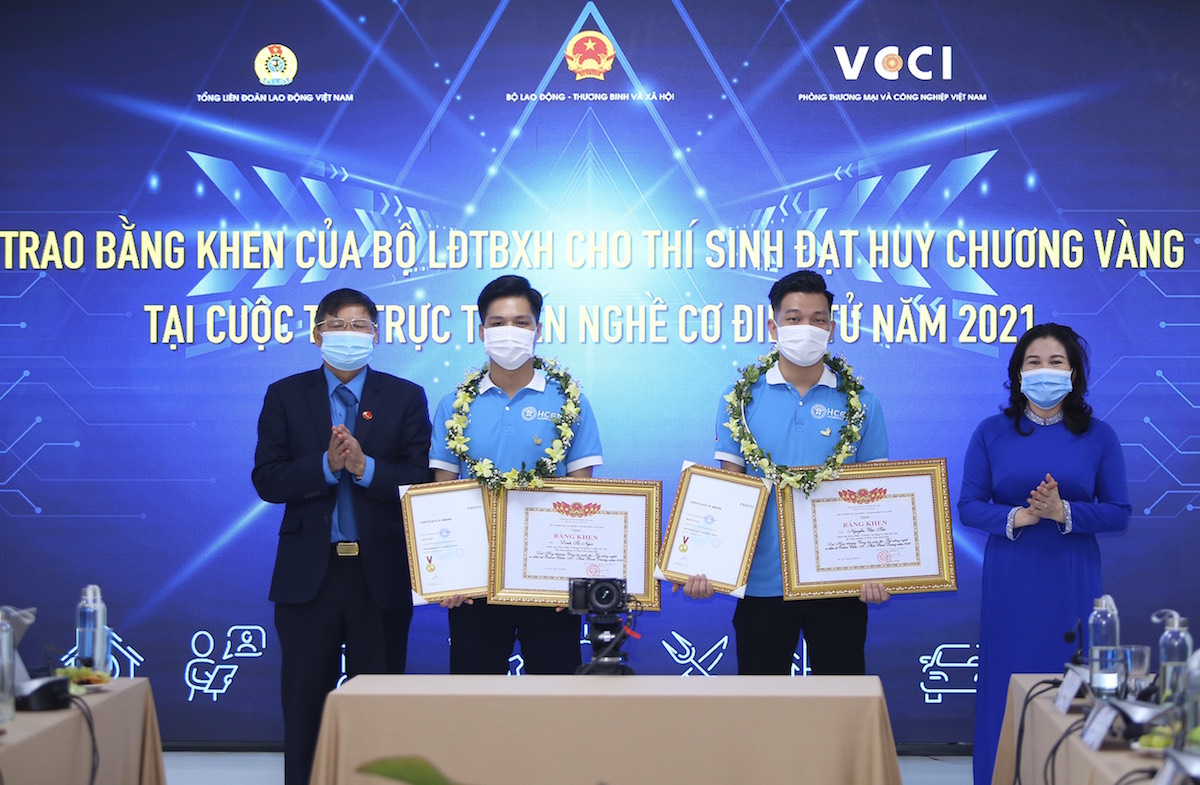 Bộ LĐ-TB&XH trao bằng khen cho 2 thí sinh đạt Huy chương vàng cuộc thi trực tuyến nghề cơ điện tử năm 2021.