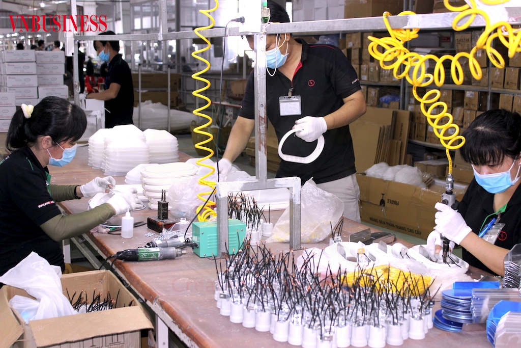 Quá trình hồi phục sản xuất của các DN vẫn đối mặt tình trạng “trên thông, dưới tắc”, “phép vua thua lệ làng” ở một số địa phương.