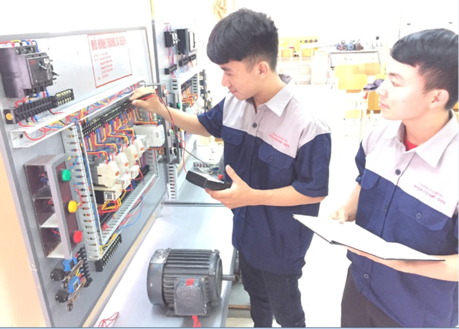 Nghề điện công nghiệp vẫn luôn được nhiều sinh viên trường nghề lựa chọn.