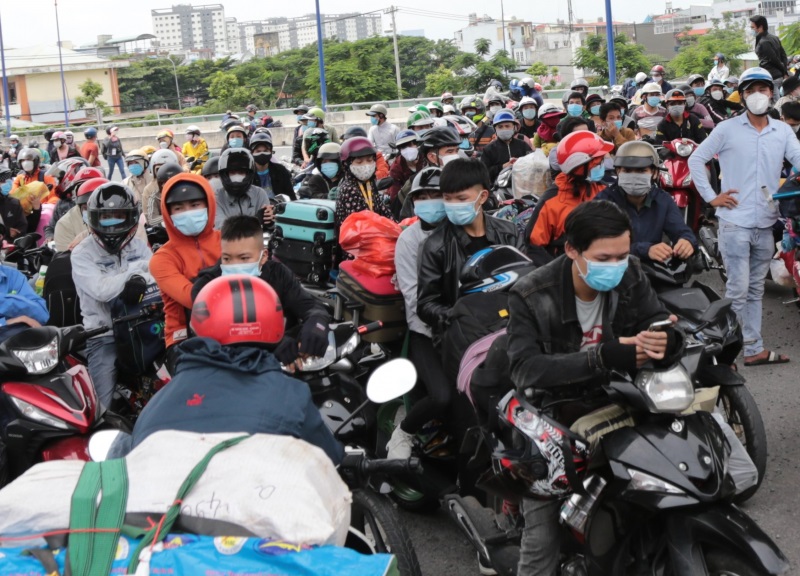 Người dân đổ dồn về quê khiến các doanh nghiệp gặp khó vì thiếu lao động (Ảnh: Int)