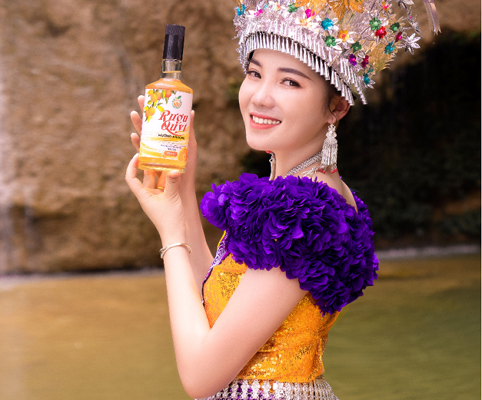 Rượu quýt là một trong những sản phẩm chế biến sâu của HTX cộng đồng Mường Khương.