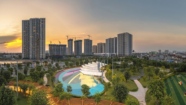 Những tuyến đường hàng ngàn tỷ đồng đã thay đổi diện mạo hoàn toàn khu vực Tây Hà Nội, như Đại lộ Thăng Long, tuyến đường Tố Hữu - Lê Văn Lương đang hoạt động hay tuyến Metro số 2A, số 3, đường vành đai 3,5 dự kiến được triển khai trong tương lai.