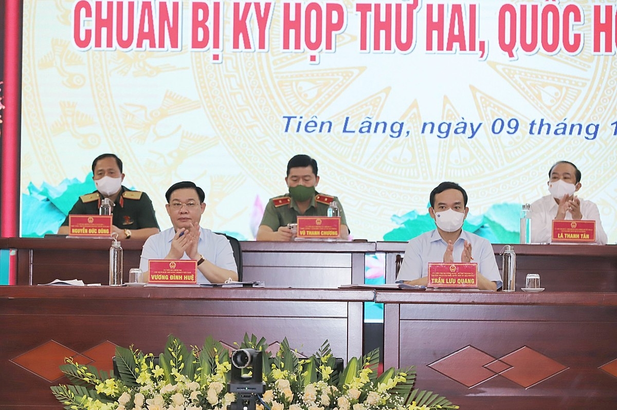 Chủ tịch Quốc hội Vương Đình Huệ và các đại biểu tại tham gia buổi tiếp xúc cử tri