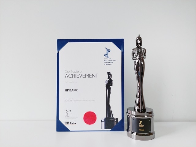 Kỷ niệm chương HR Asia vinh danh HDBank – Ngân hàng Việt Nam duy nhất 4 năm liền được vinh danh Nơi làm việc tốt nhất châu Á.