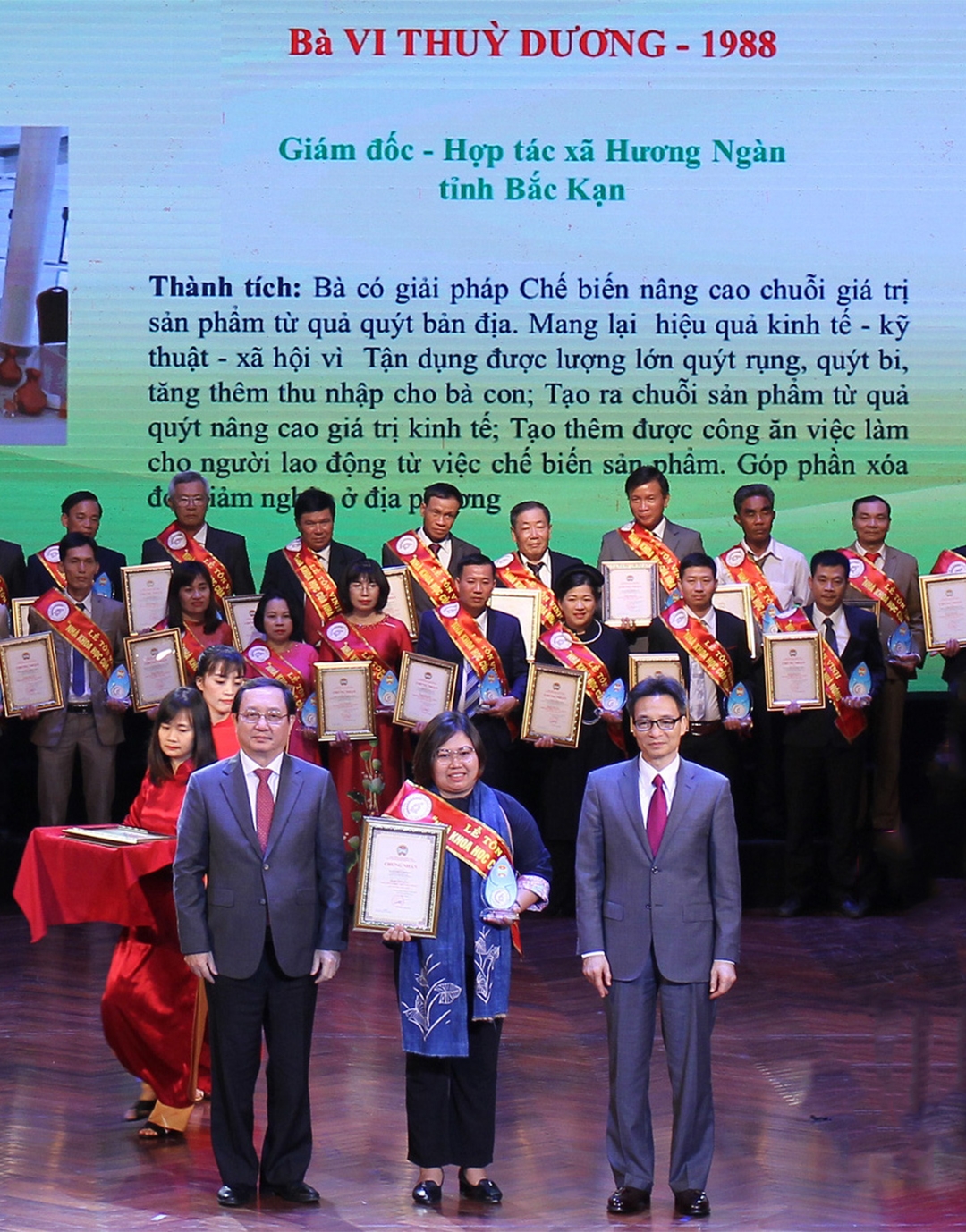 Phó Thủ tướng Vũ Đức Đam (phải), Bộ trưởng Bộ KH&CN Huỳnh Thành Đạt (trái) trao Bằng khen tôn vinh Nhà khoa học của nhà nông