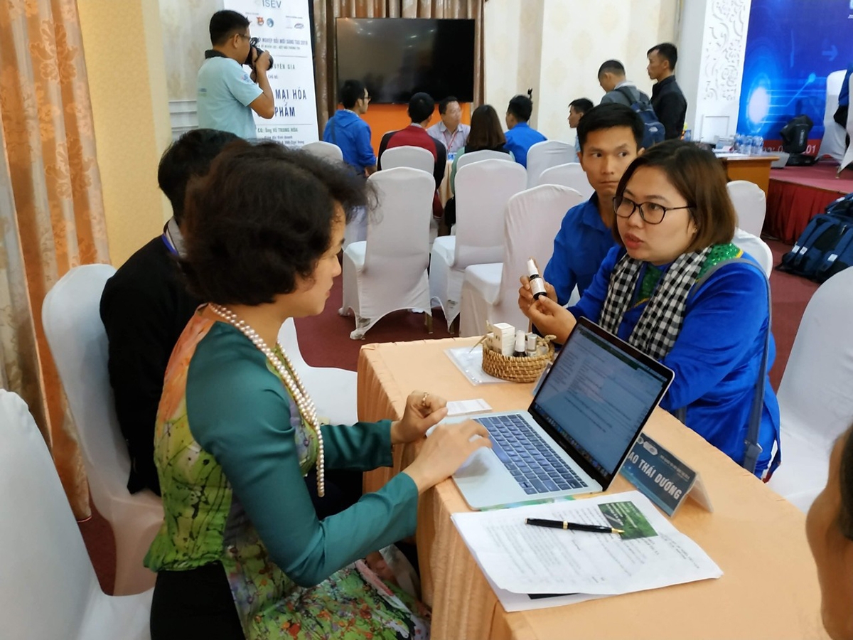 Đại diện HTX Hương Ngàn giới thiệu các sản phẩm của đơn vị cho Tập đoàn Sao Thái Dương để lựa chọn và ký kết hợp đồng thu mua sản phẩm.