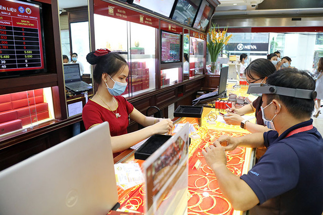 Giá vàng chênh lệch gần 10 triệu đồng/lượng, tiềm ẩn nguy cơ lỗ nặng cho nhà đầu tư. (Ảnh minh hoạ: Int)
