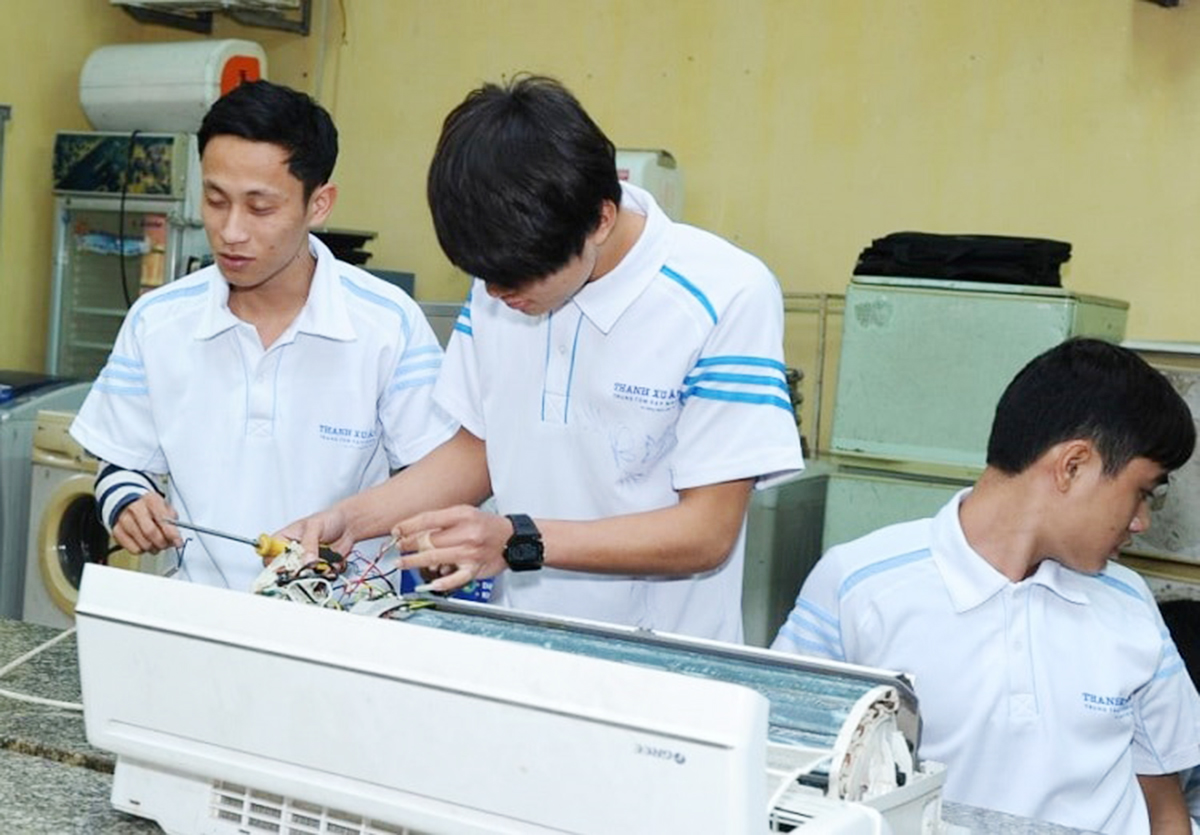 Kỹ sư, thợ điện lạnh lành nghề được các doanh nghiệp đón đầu tại các trường nghề với thu nhập cao.